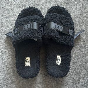 Black platform UGG Fluffita slides